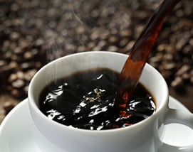 良質の生豆は、焙煎からブレンドを経て深くまろやかなコーヒーに